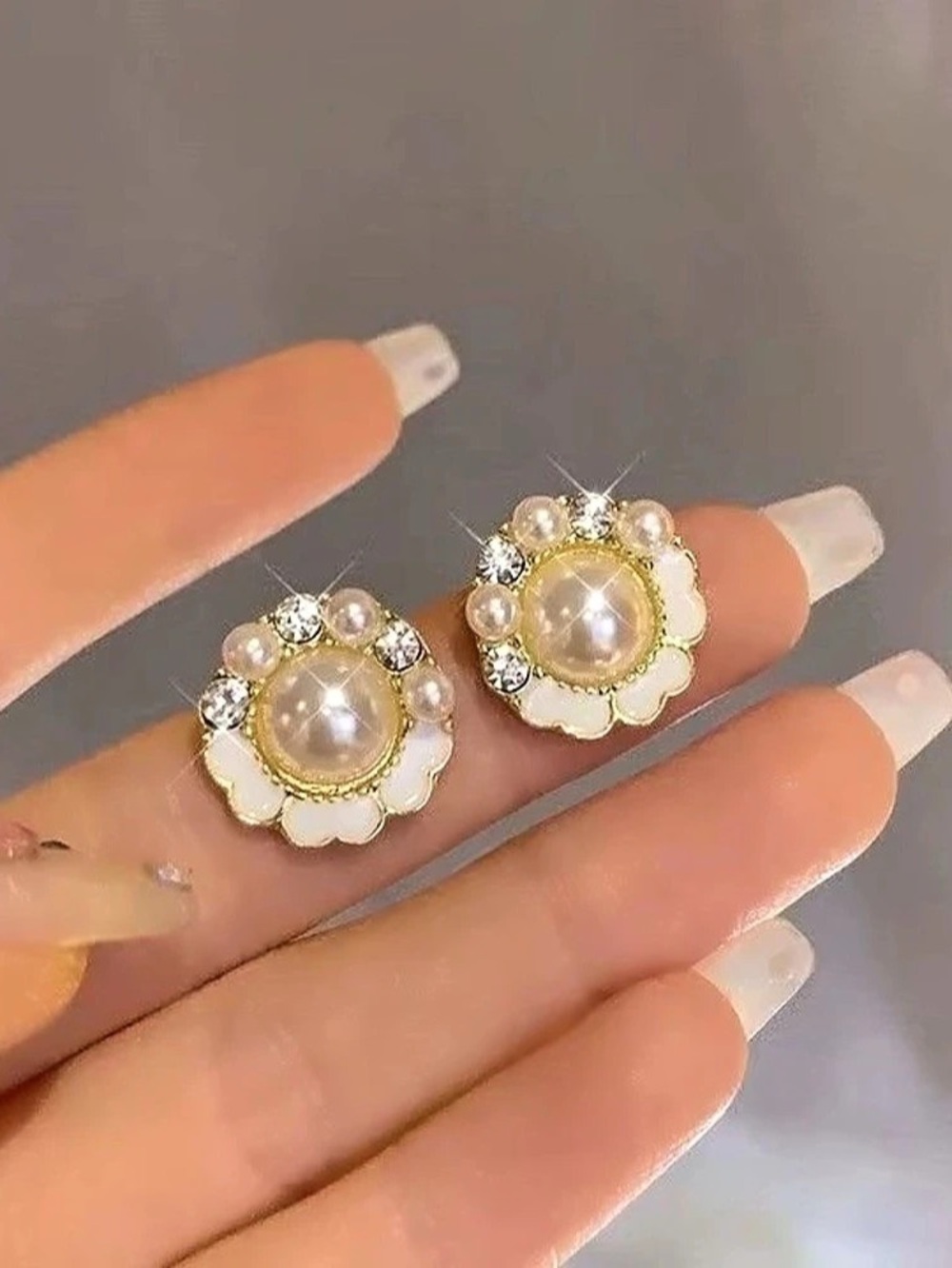 *** High Quality Pearl Flower Stud Earrings in White & Gold Like New
